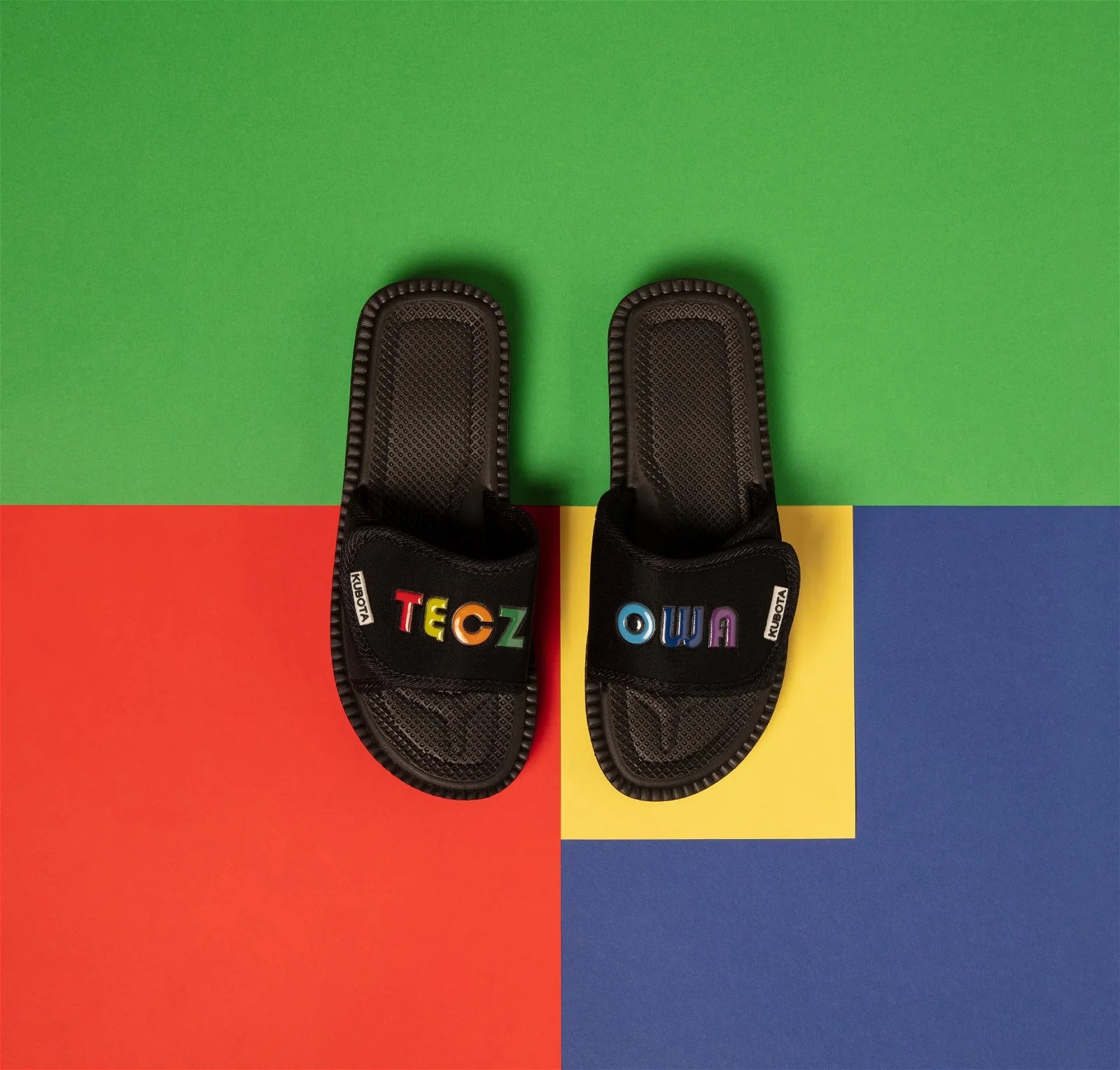 KLAPKI KUBOTA RZEP TĘCZOWE CZARNE Z NAPISEM