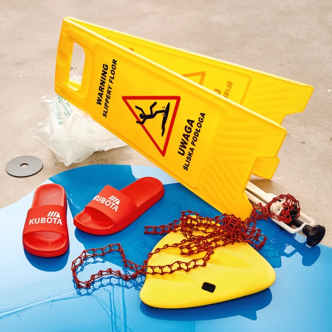 KLAPKI KUBOTA BASENOWE BASIC CZERWONE Z BIAŁYM LOGO