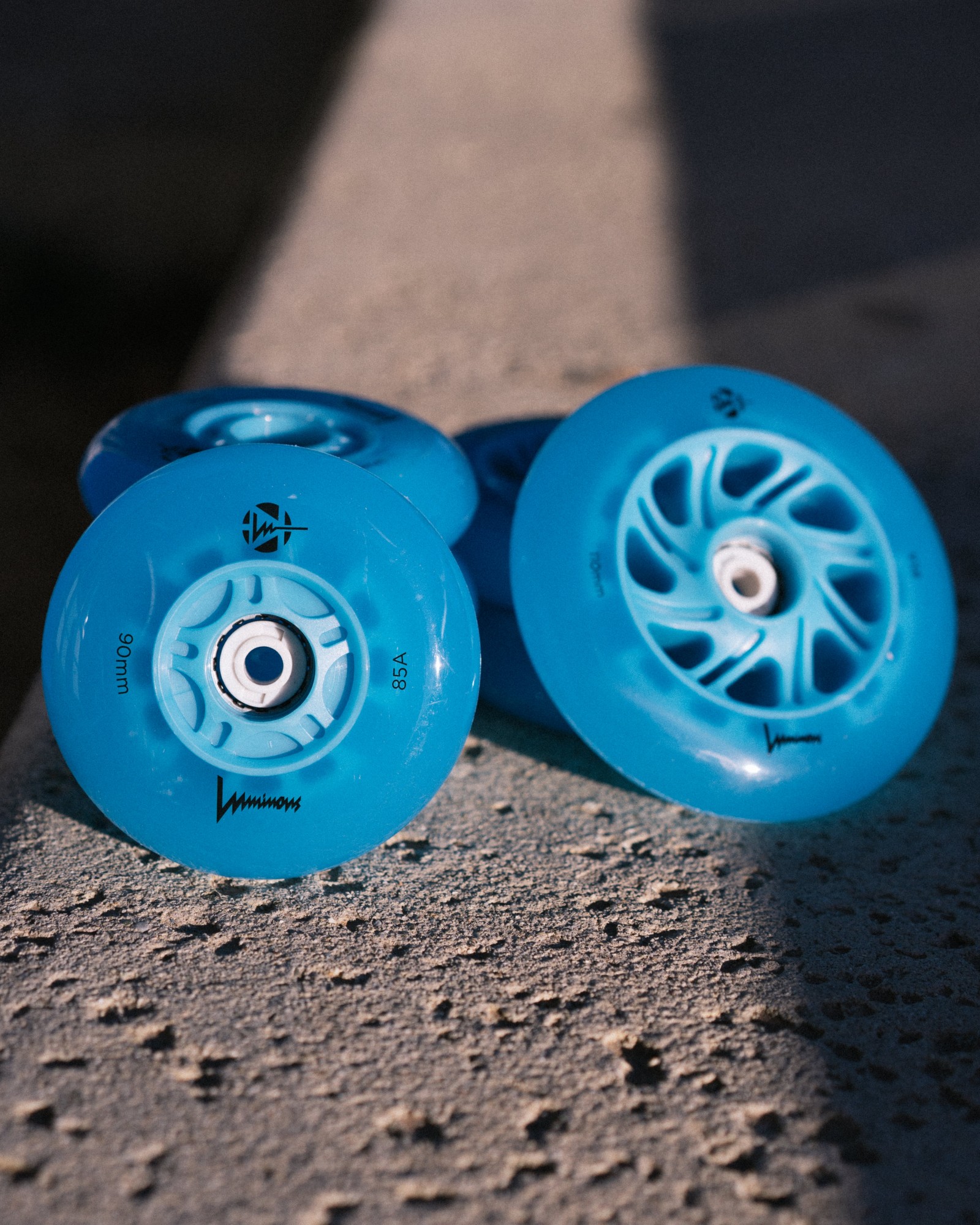 KOŁA LUMINOUS BLUE OCEAN GLOW 90MM / 85A X1