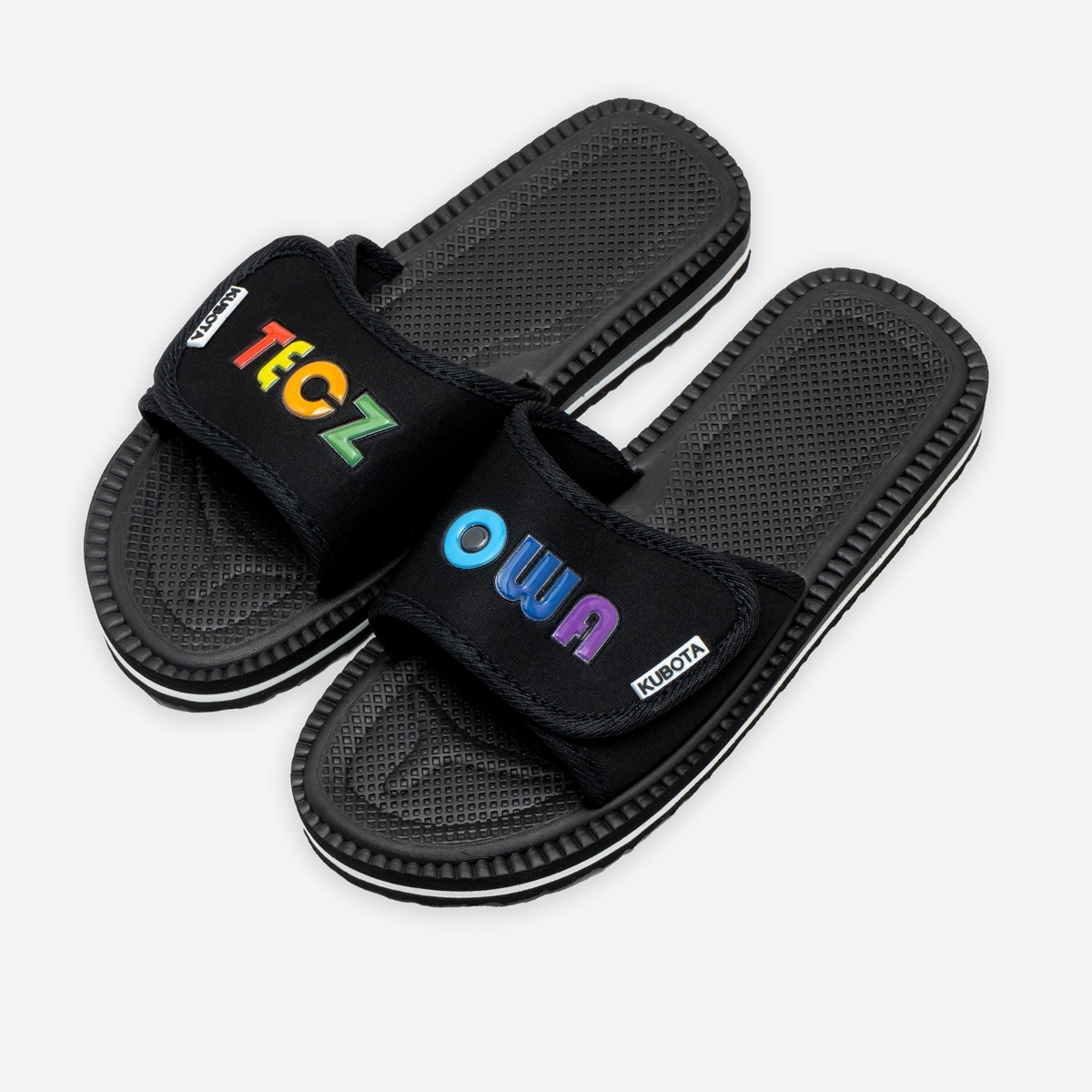 KLAPKI KUBOTA RZEP TĘCZOWE CZARNE Z NAPISEM