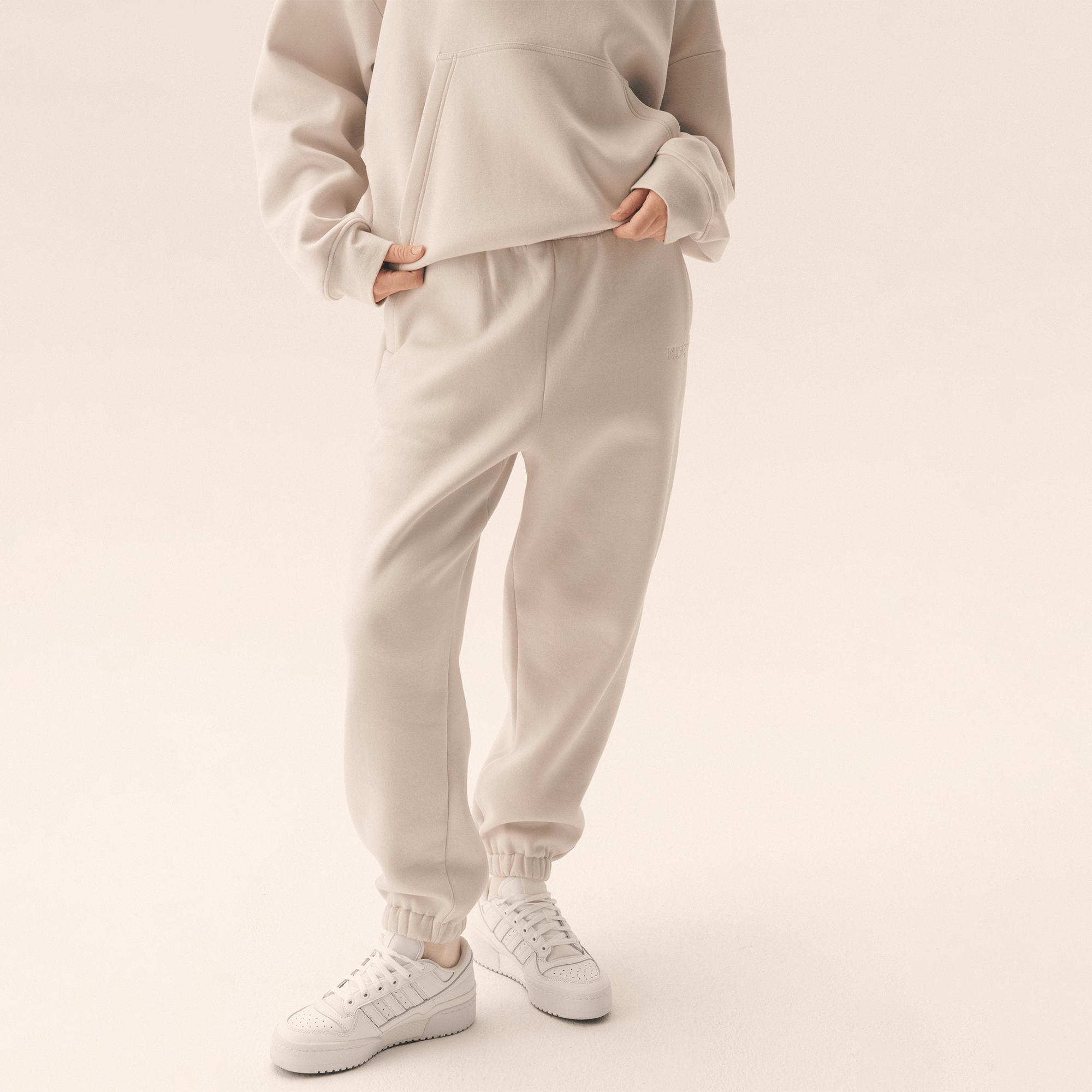 SPODNIE KUBOTA JOGGERY DRESOWE UNISEX BEŻOWE