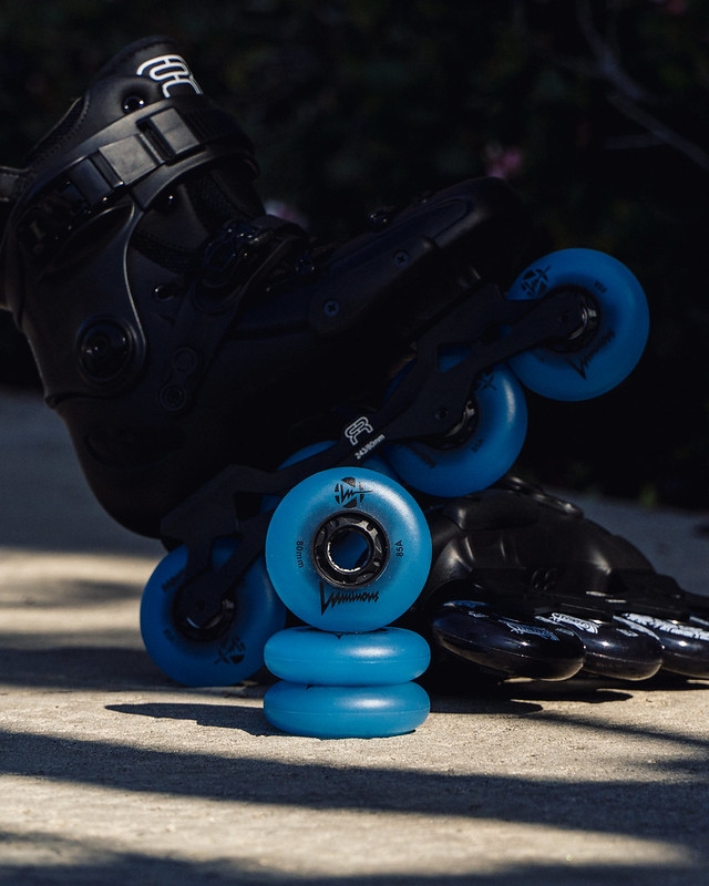 KOŁA LUMINOUS BLUE GLOW 100MM / 85A X1